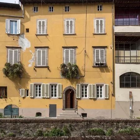 In Lucca's Picturesque Canal District 卢卡